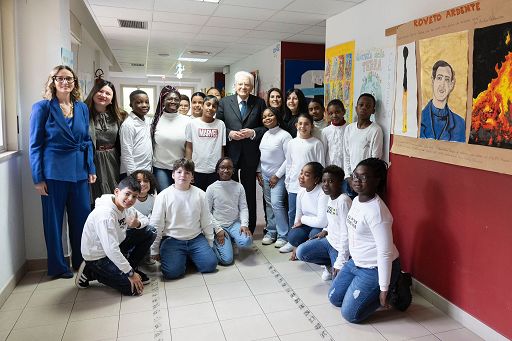 https://www.tp24.it/immagini_articoli/21-01-2025/1737438997-0-mattarella-visits-a-multi-ethnic-school-in-sicily-where-2-boys-had-been-subjected-to-racist-insults.jpg