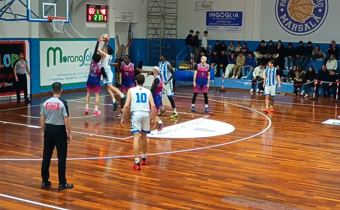https://www.tp24.it/immagini_articoli/21-01-2026/1768999386-0-basket-la-np-marsala-infiamma-il-palamedipower-e-batte-milazzo.png