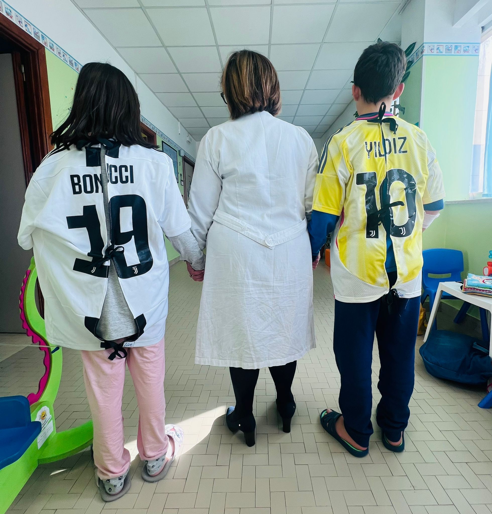 https://www.tp24.it/immagini_articoli/21-02-2025/1740126108-0-maglie-da-calcio-trasformate-in-camici-per-i-piccoli-pazienti-dell-ospedale-di-trapani.jpg
