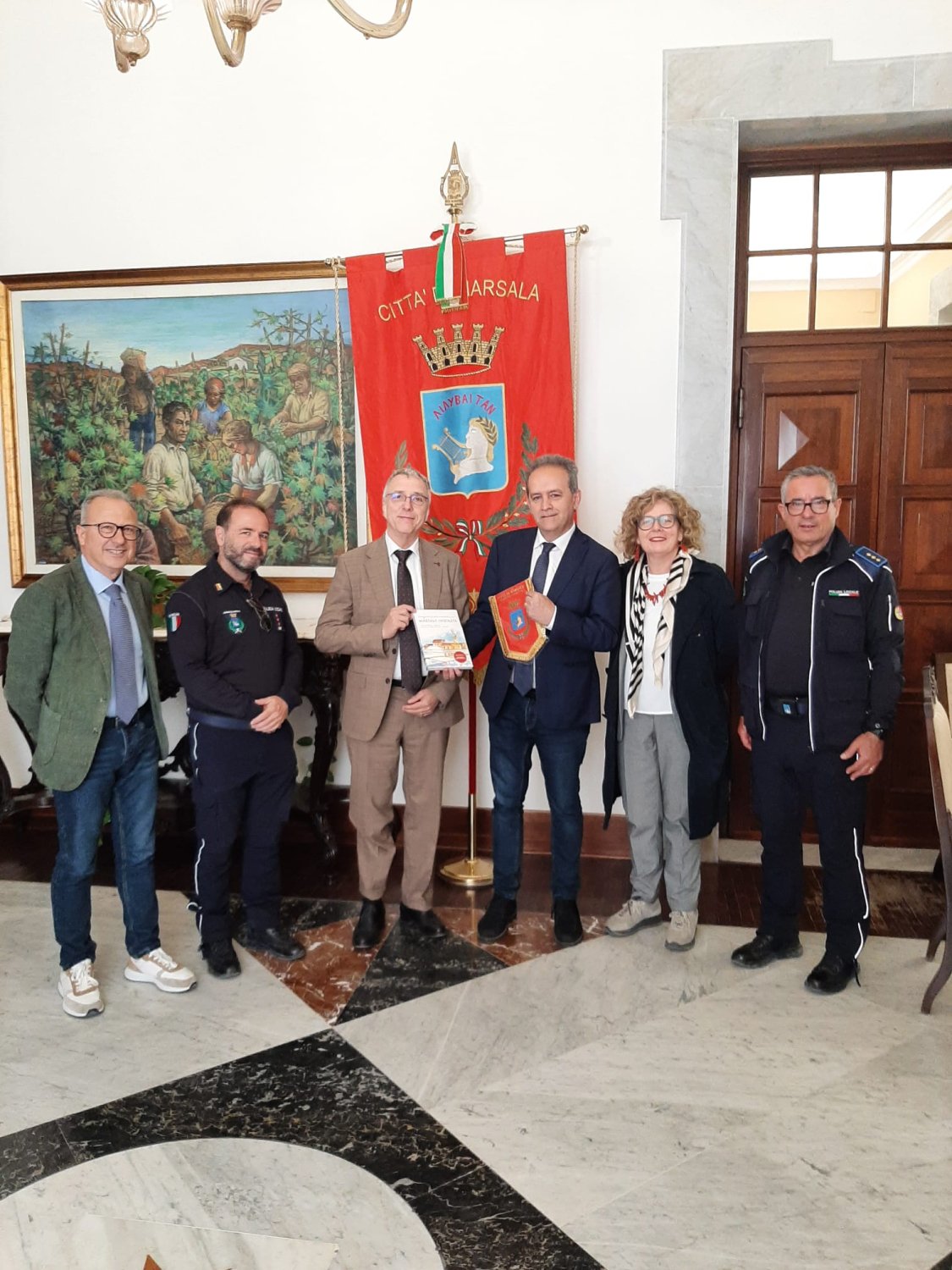 https://www.tp24.it/immagini_articoli/21-04-2026/1776764758-0-il-questore-di-trapani-di-giannantonio-in-visita-al-comune-di-marsala.jpg