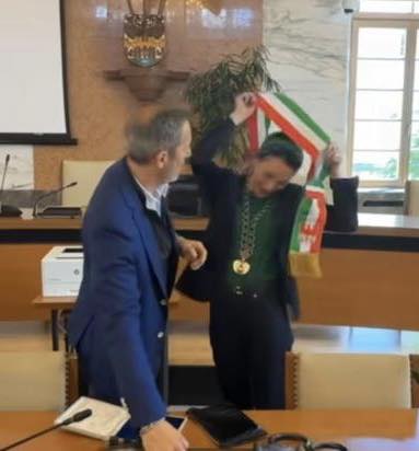 https://www.tp24.it/immagini_articoli/21-05-2025/1747821666-0-la-sindaca-che-ha-rifiutato-il-tricolore-e-il-coraggio-che-manca-al-centrosinistra.jpg