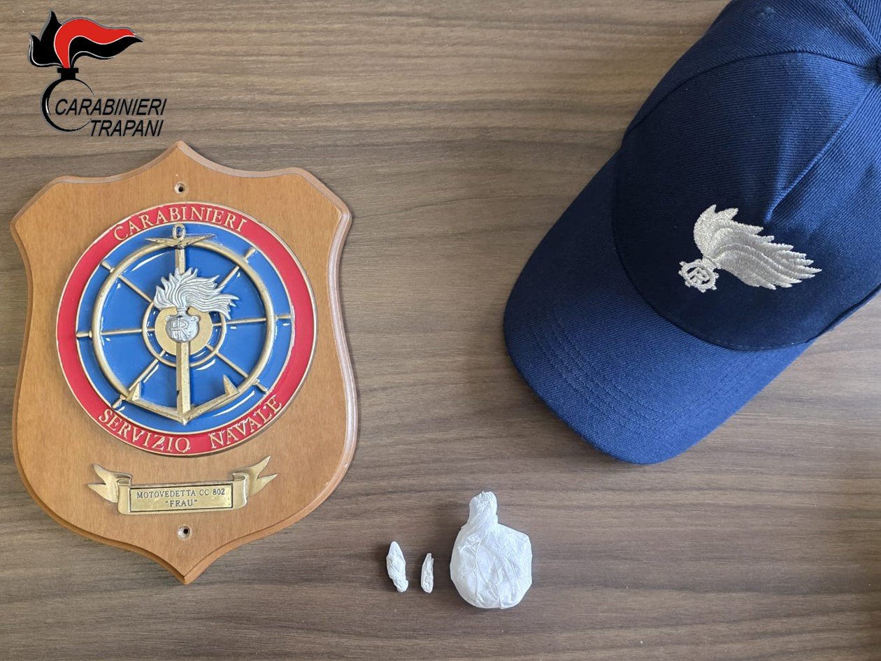 https://www.tp24.it/immagini_articoli/21-05-2026/1779355176-0-pantelleria-sbarca-dal-traghetto-con-cocaina-in-auto-arrestato-un-38enne.jpg