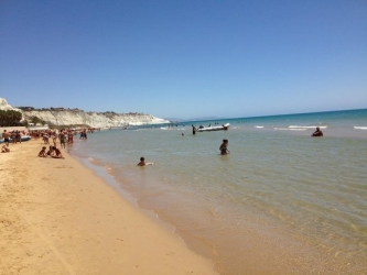 https://www.tp24.it/immagini_articoli/21-06-2026/infarto-mentre-fa-il-bagno-uomo-muore-in-spiaggia-davanti-alla-famiglia-250.jpg