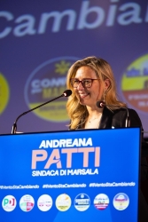 https://www.tp24.it/immagini_articoli/21-07-2026/dalla-sindaca-patti-fiori-e-contributi-sempre-nell-attesa-della-giunta-250.jpg