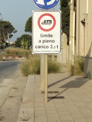 https://www.tp24.it/immagini_articoli/21-07-2026/divieto-ai-mezzi-pesanti-sulla-trapani-bonagia-ma-i-camion-continuano-a-transitare-250.jpg