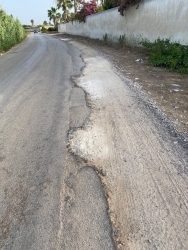 https://www.tp24.it/immagini_articoli/21-07-2026/marsala-la-via-sen-pellegrino-e-pericolosa-si-invade-la-corsia-opposta-per-evitare-tratto-senza-asfalto-250.jpg
