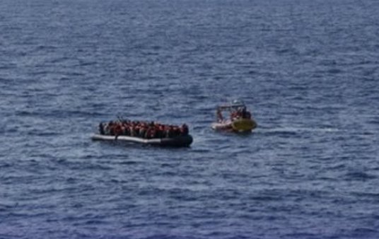 https://www.tp24.it/immagini_articoli/21-08-2026/1787307455-0-gommone-alla-deriva-nel-mediterraneo-con-37-persone-a-bordo.jpg