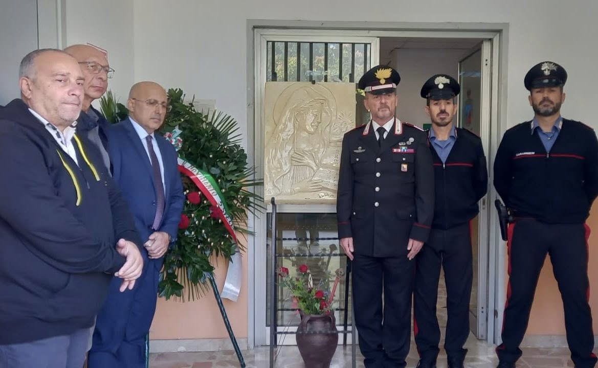 https://www.tp24.it/immagini_articoli/21-10-2025/1761025172-0-tre-rose-rosse-dai-5-stelle-di-castelvetrano-per-i-tre-carabinieri-morti-nel-veronese.jpg