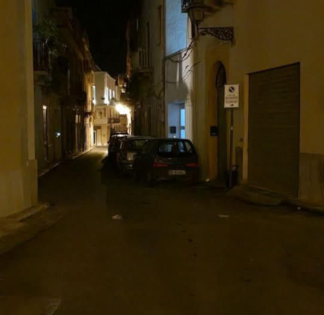 https://www.tp24.it/immagini_articoli/21-10-2025/1761028864-0-marsala-via-biagio-di-pietra-al-buio-da-piu-di-un-mese.png