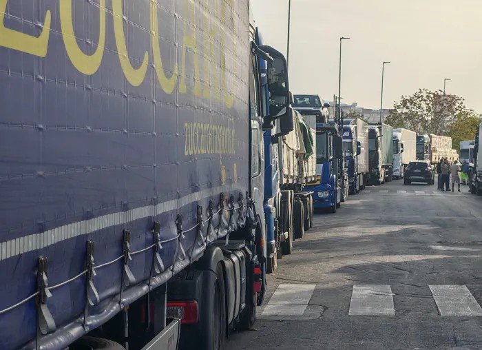 https://www.tp24.it/immagini_articoli/21-10-2026/1792613946-0-tir-in-strada-e-studenti-in-piazza-il-caro-vita-accende-la-protesta-in-sicilia.jpg