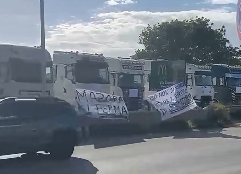 https://www.tp24.it/immagini_articoli/21-10-2026/1792617002-0-protesta-dei-tir-anche-a-mazara-disagi-per-la-raccolta-rifiuti-nel-trapanese.jpg