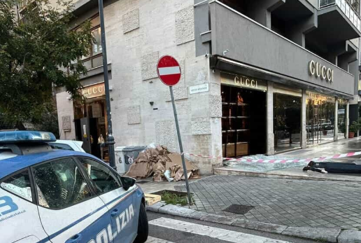 https://www.tp24.it/immagini_articoli/21-11-2025/1763722911-0-con-l-auto-contro-le-vetrine-gucci-rubati-accessori-per-40mila-euro.png