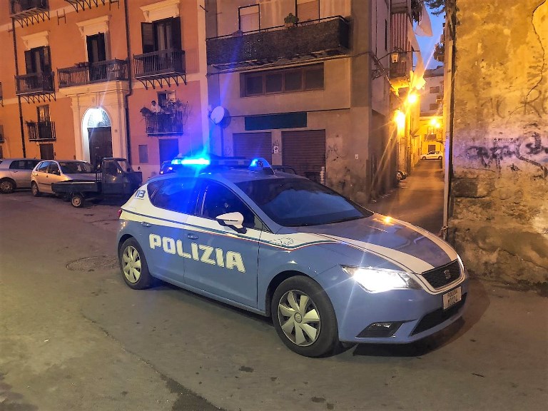 https://www.tp24.it/immagini_articoli/21-12-2025/1766309439-0-sparatoria-nella-notte-a-palermo-ragazza-ferita-gravemente-nella-zona-della-movida.jpg