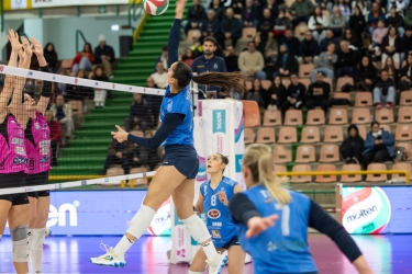 https://www.tp24.it/immagini_articoli/21-12-2025/volley-casalmaggiore-passa-al-pala-san-carlo-il-marsala-volley-battuto-1-3-250.jpg