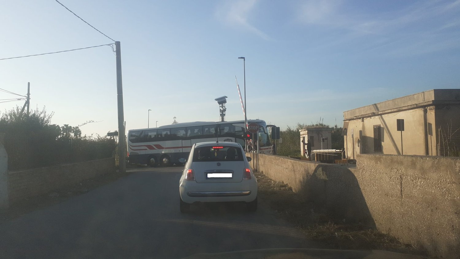 https://www.tp24.it/immagini_articoli/22-04-2026/1776845000-0-marsala-paura-al-passaggio-a-livello-bus-con-turisti-a-bordo-bloccato-sui-binari.jpg