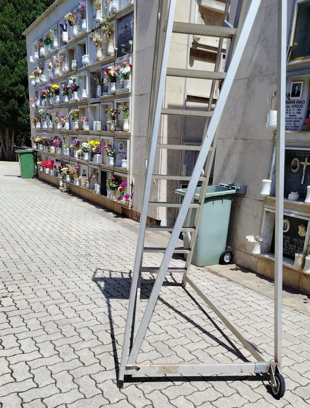 https://www.tp24.it/immagini_articoli/22-04-2026/1776885420-0-cimitero-di-trapani-scala-senza-ruota-rischia-di-crollare-paura-per-una-donna.jpg