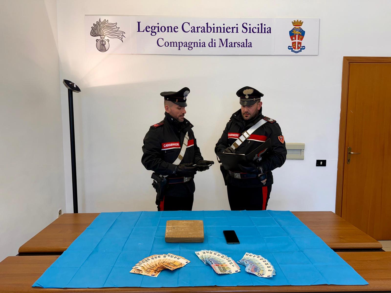 https://www.tp24.it/immagini_articoli/22-05-2025/1747906273-0-arrestato-a-birgi-un-giovane-marsalese-con-piu-un-chilo-di-cocaina-in-auto.jpg