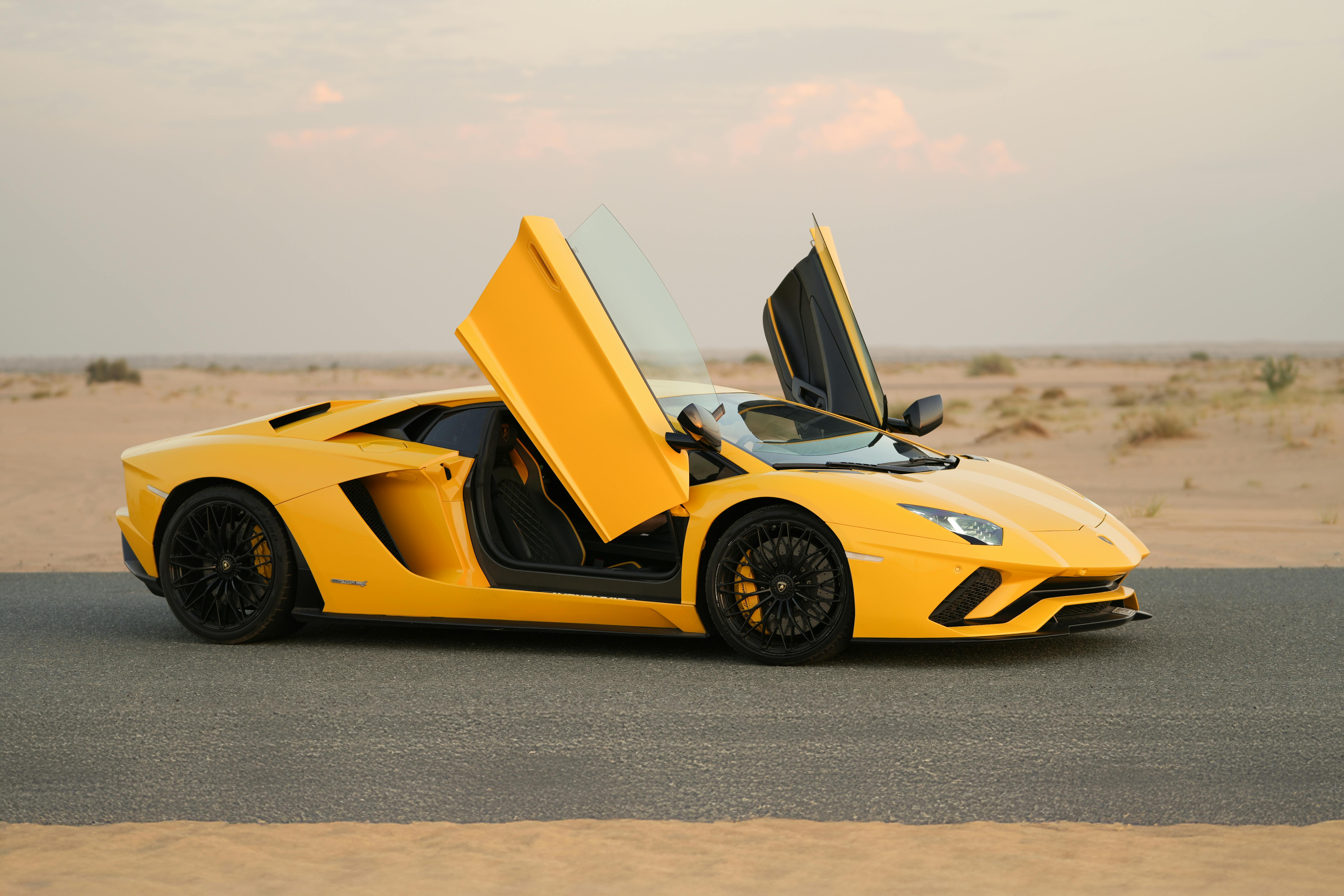 https://www.tp24.it/immagini_articoli/22-05-2025/1747911988-0-supercar-a-dubai-come-le-auto-italiane-resistono-al-clima-degli-emirati-arabi-uniti.jpg