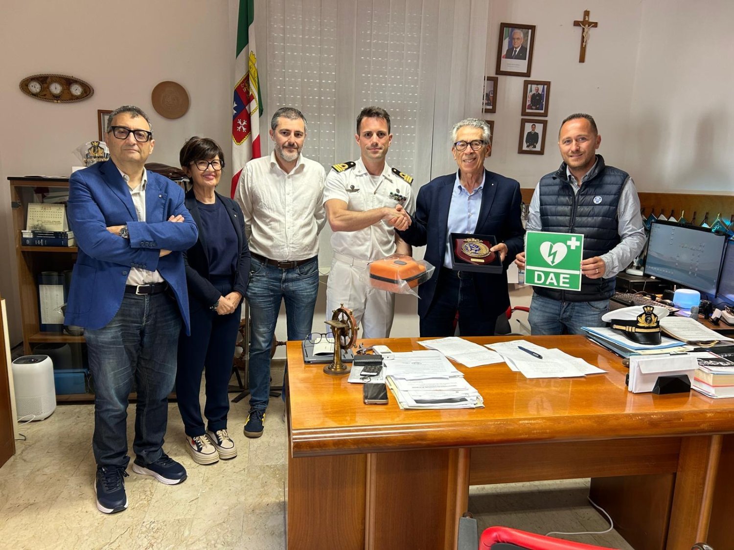 https://www.tp24.it/immagini_articoli/22-05-2026/1779435548-0-il-porto-di-marsala-e-cardioprotetto-il-rotary-dona-un-defibrillatore-alla-guardia-costiera.jpg