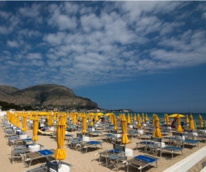 https://www.tp24.it/immagini_articoli/22-05-2026/la-spiaggia-di-mondello-resta-alla-italo-belga-il-cga-sospende-la-decadenza-250.jpg
