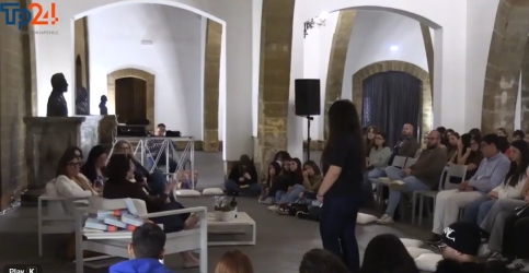 https://www.tp24.it/immagini_articoli/22-05-2026/sicilia-inedita-alle-cantine-florio-di-marsala-gli-studenti-incontrano-stefania-auci-250.jpg