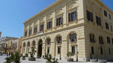 https://www.tp24.it/immagini_articoli/22-05-2026/trapani-guerra-sui-social-del-comune-arriva-il-regolamento-anti-propaganda-250.jpg