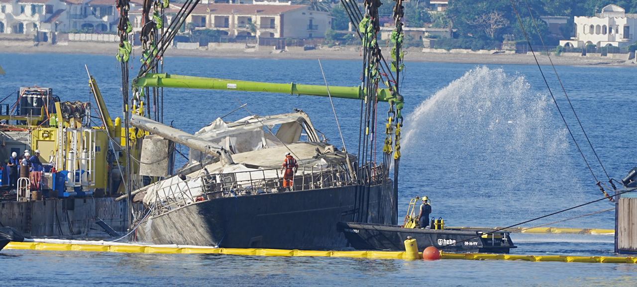 https://www.tp24.it/immagini_articoli/22-06-2025/1750572990-0-sunken-bayesian-superyacht-raised-from-seabed-in-sicily.jpg