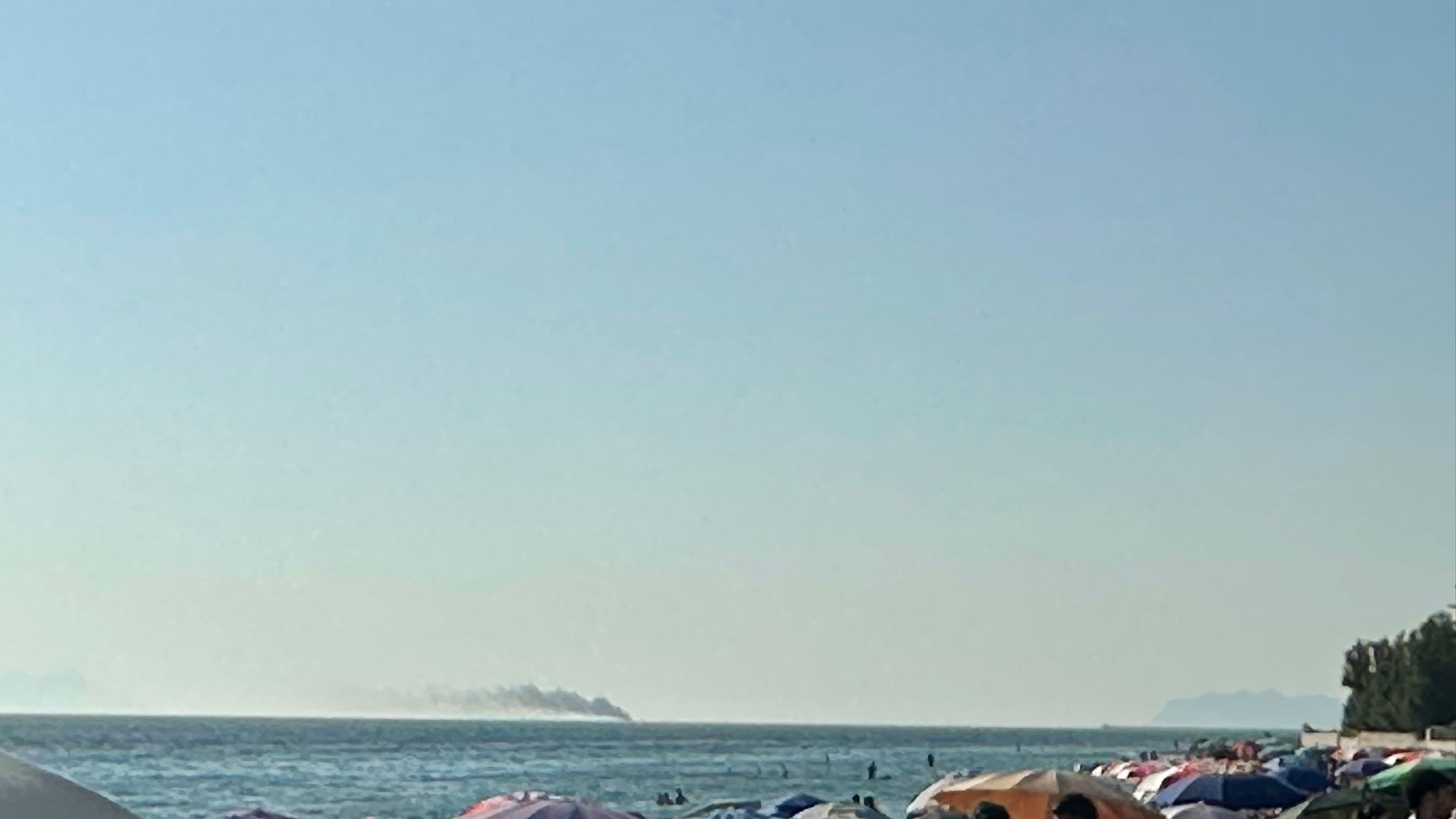 https://www.tp24.it/immagini_articoli/22-06-2025/1750610172-0-paura-in-mare-a-marsala-barca-in-fiamme-al-largo-avvistata-colonna-di-fumo-dalla-costa.jpg