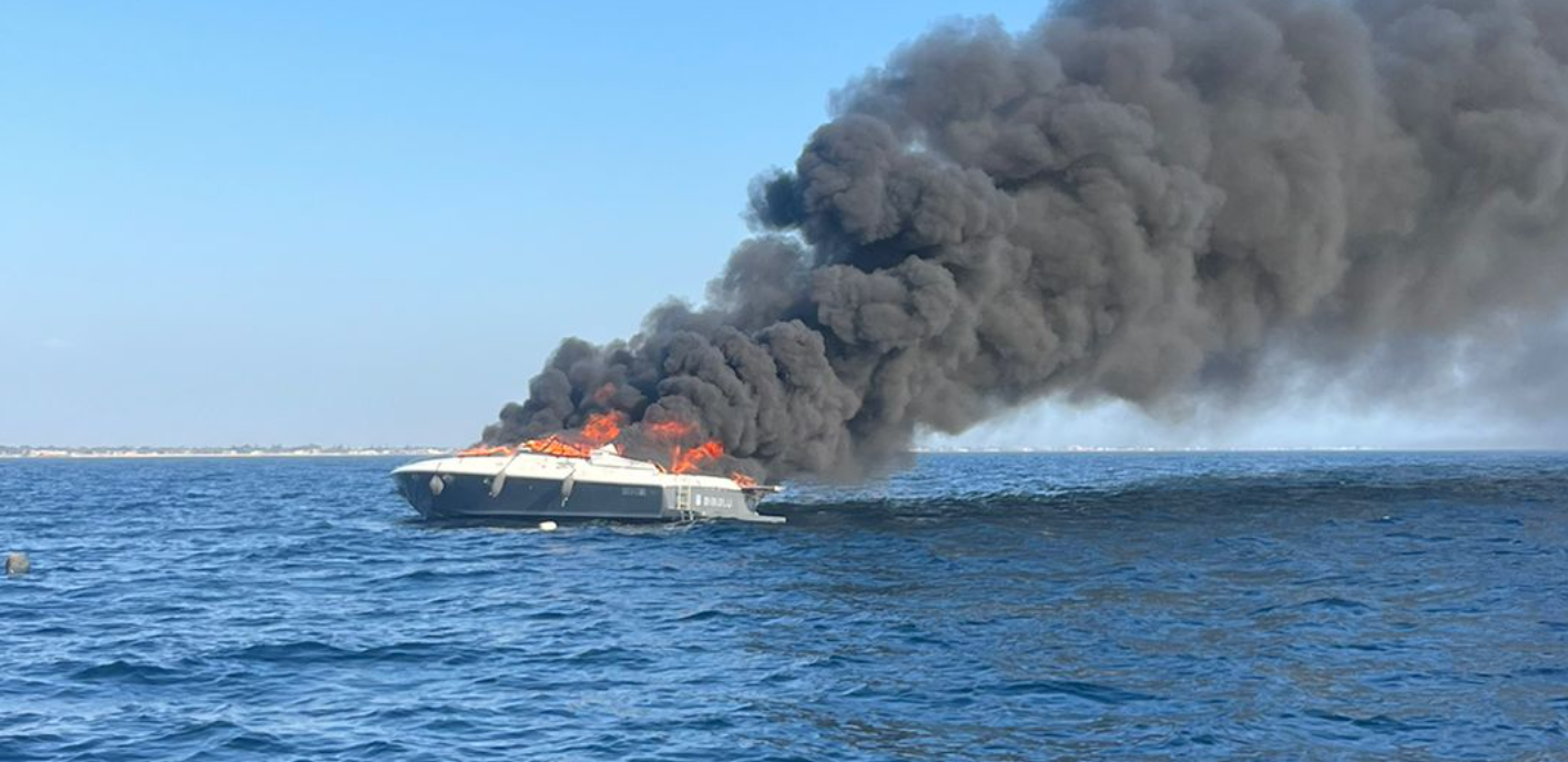 https://www.tp24.it/immagini_articoli/22-06-2025/1750617999-0-marsalal-lo-yacht-in-fiamme-e-affondato-non-ci-sono-feriti-le-immagini.png