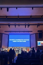 https://www.tp24.it/immagini_articoli/22-06-2026/giornata-rifugiato-2026-marsala-premiata-da-unhcr-con-liberi-di-intrecciare-e-agliano-cucina-250.jpg