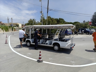https://www.tp24.it/immagini_articoli/22-06-2026/navette-senso-unico-divieti-come-cambia-la-viabilita-a-tonnarella-250.jpg