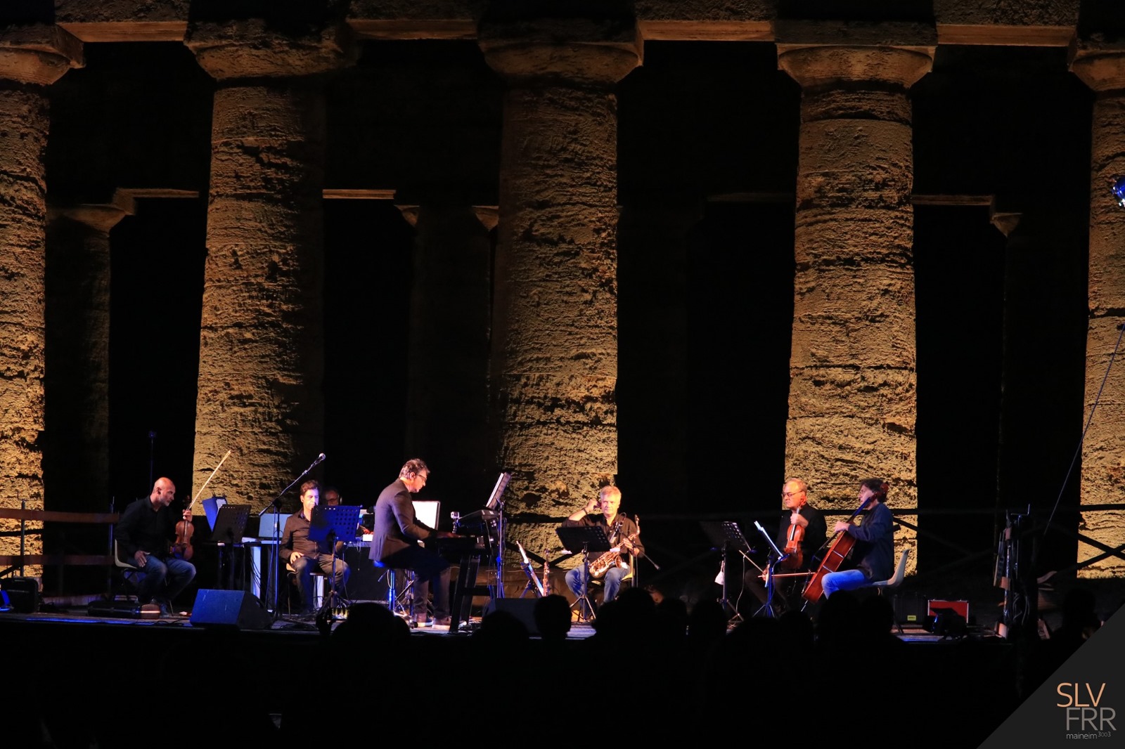 https://www.tp24.it/immagini_articoli/22-07-2025/1753180331-0-salvo-ferrara-in-concerto-al-tempio-di-hera-di-selinunte-con-music-from-myths.jpg