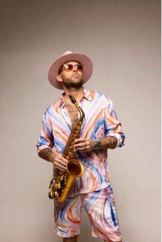 https://www.tp24.it/immagini_articoli/22-07-2026/1784706563-0-jimmy-sax-premio-mandrarossa-e-vanoni-tre-sere-al-parco-di-selinunte.jpg