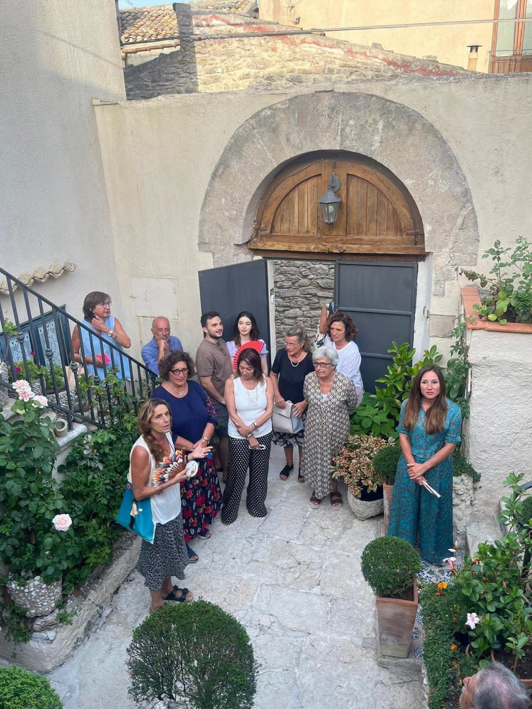 https://www.tp24.it/immagini_articoli/22-07-2026/1784721280-0-erice-i-cortili-fioriti-conquistano-il-pubblico-riparte-una-manifestazione-storica.jpg
