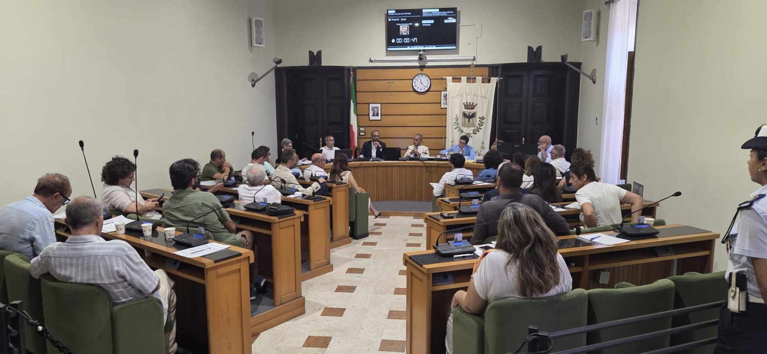 https://www.tp24.it/immagini_articoli/22-07-2026/1784740306-0-alcamo-via-libera-a-una-manovra-da-12-milioni-piu-fondi-per-strade-sociale-e-rete-idrica.jpg