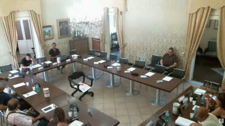https://www.tp24.it/immagini_articoli/22-07-2026/erice-il-caso-delle-due-fotografie-lo-scontro-su-due-consigli-diversi-250.jpg