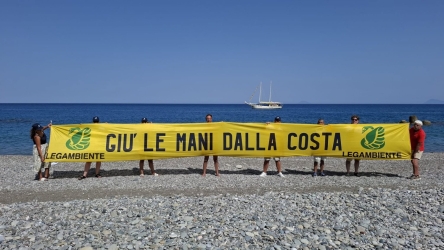 https://www.tp24.it/immagini_articoli/22-07-2026/le-coste-siciliane-sempre-piu-a-rischio-divorate-da-speculazione-cemento-e-cattiva-gestione-250.jpg
