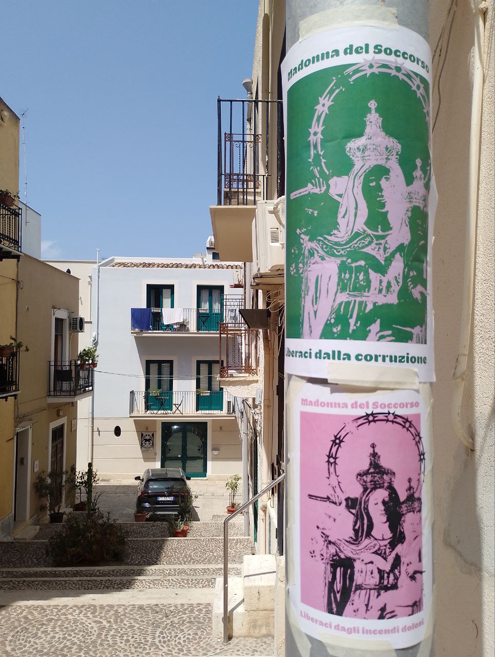 https://www.tp24.it/immagini_articoli/22-08-2025/1755846953-0-i-manifesti-provocatori-a-castellammare-la-madonna-come-grido-di-protesta.jpg