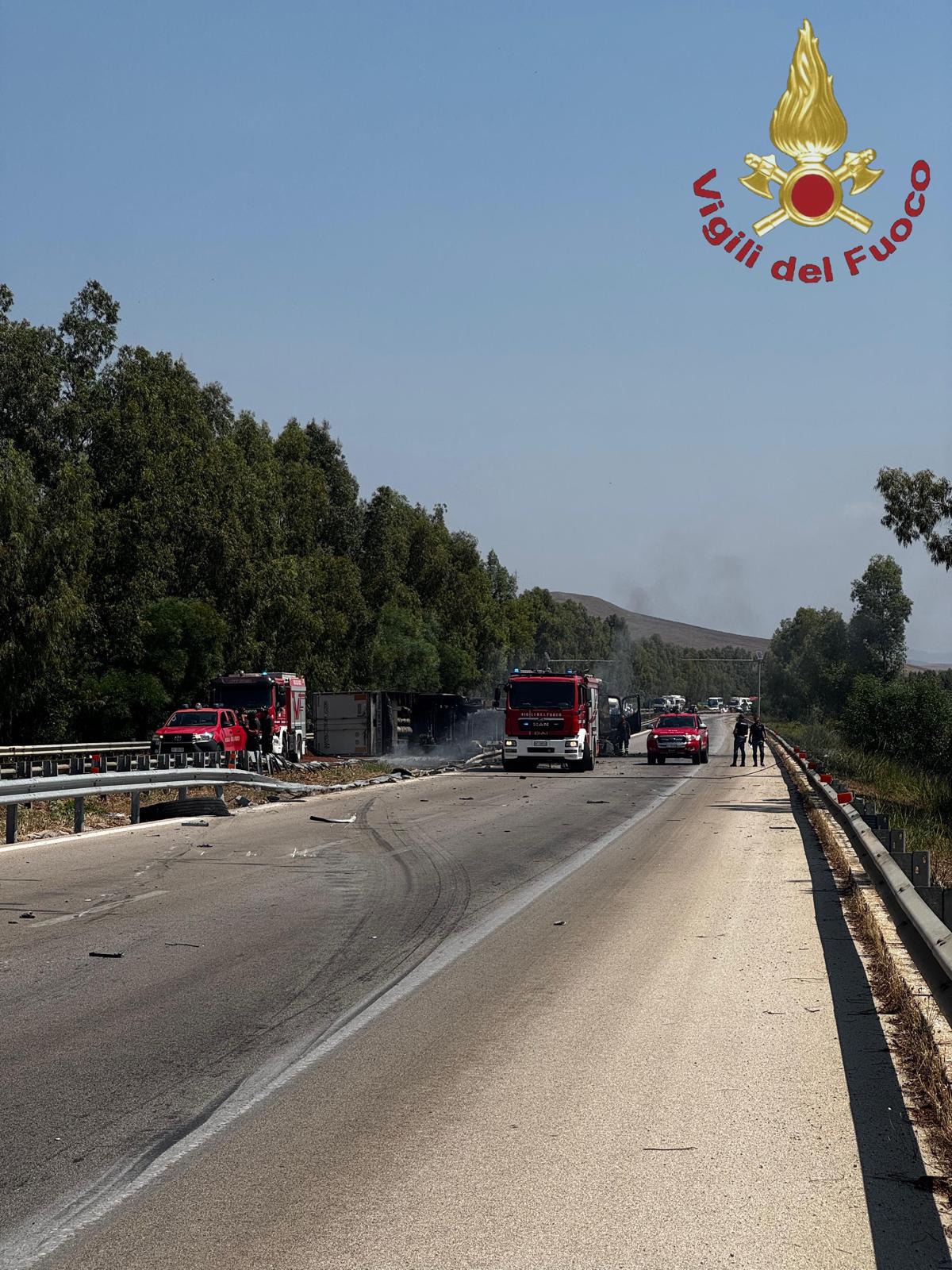 https://www.tp24.it/immagini_articoli/22-08-2025/1755867105-0-salemi-camion-si-ribalta-sull-a29-invade-la-corsia-opposta-e-prende-fuoco-un-ferito.jpg