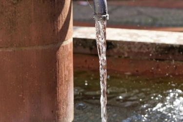 https://www.tp24.it/immagini_articoli/22-08-2026/erice-acqua-torbida-i-controlli-rassicurano-ma-per-l-opposizione-non-chiudono-il-caso-250.jpg