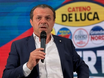 https://www.tp24.it/immagini_articoli/22-08-2026/regionali-cateno-de-luca-pronto-per-le-primarie-250.jpg