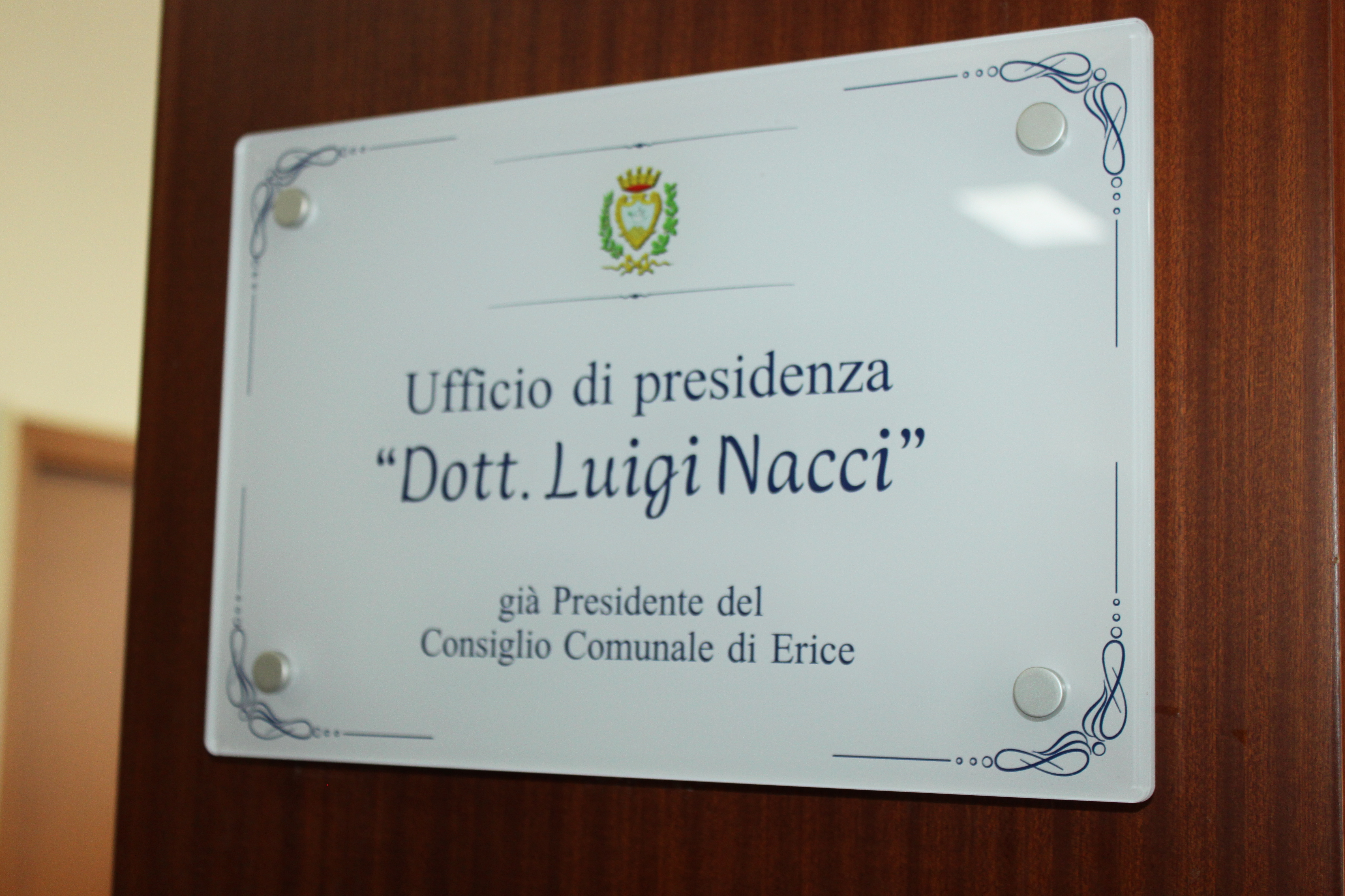 https://www.tp24.it/immagini_articoli/22-10-2025/1761087450-0-erice-intitolato-a-luigi-nacci-l-ufficio-di-presidenza-del-consiglio-comunale.jpg