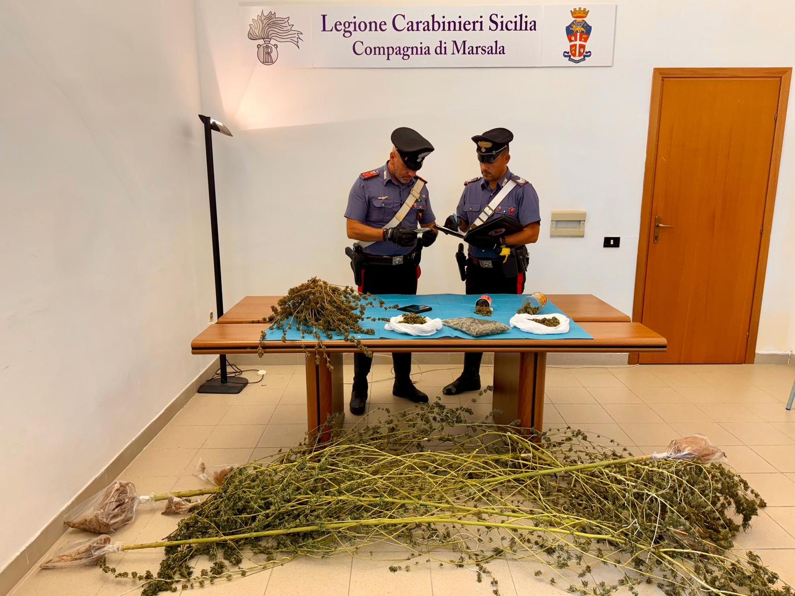 https://www.tp24.it/immagini_articoli/22-10-2025/1761122554-0-marsala-coltivava-marijuana-in-casa-arrestato-59enne.jpg