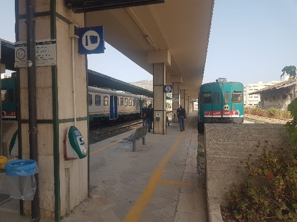 https://www.tp24.it/immagini_articoli/22-11-2025/1763801136-0-treni-in-tilt-nel-trapanese-guasti-ai-passaggi-a-livello-disagi-per-pendolari-e-studenti.jpg