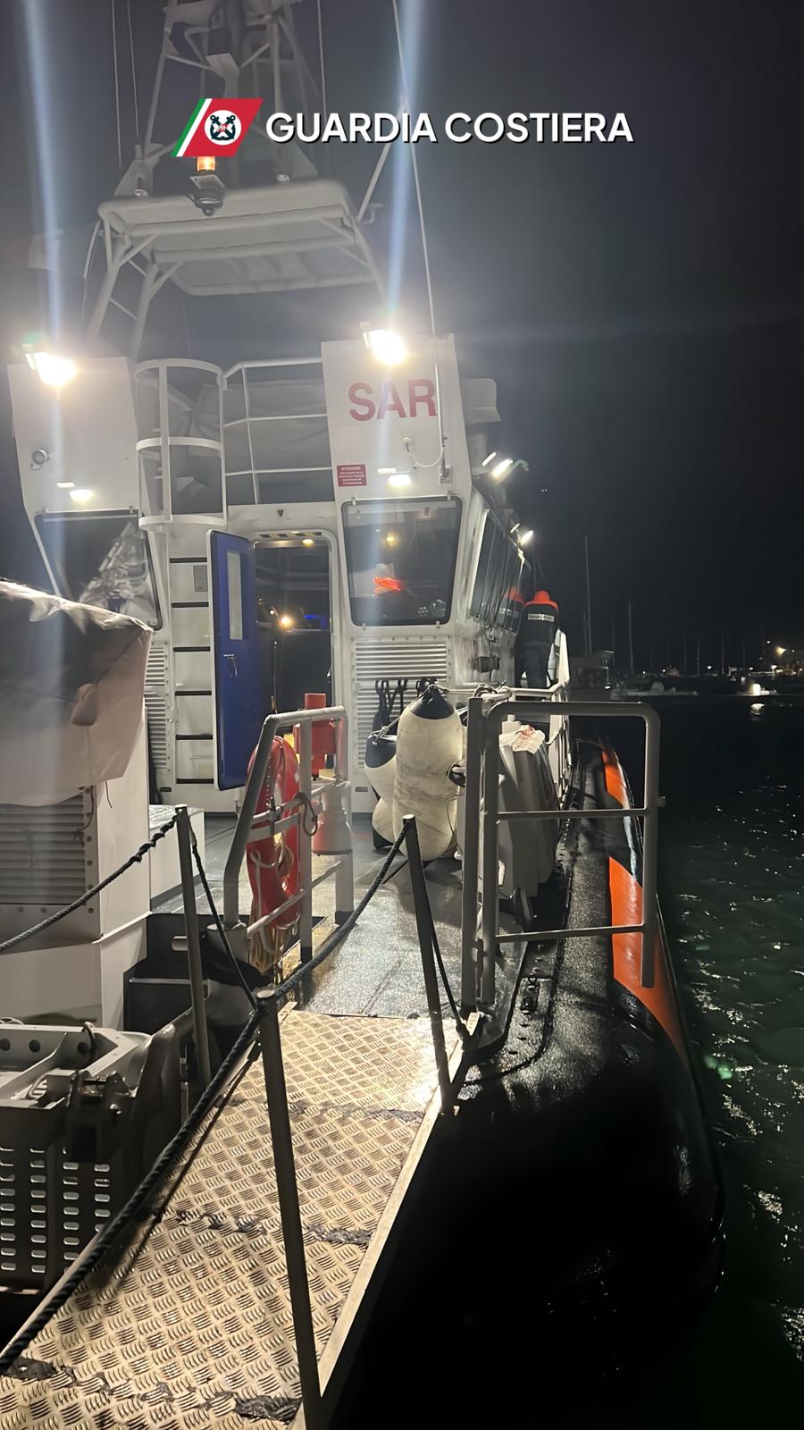 https://www.tp24.it/immagini_articoli/22-11-2025/1763805420-0-malore-per-due-persone-a-favignana-soccorse-nella-notte-dalla-guardia-costiera.jpg