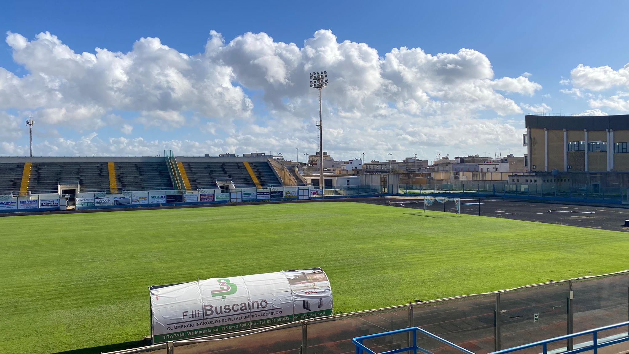 https://www.tp24.it/immagini_articoli/22-11-2025/1763807868-0-marsala-accendono-fumogeni-allo-stadio-tre-tifosi-copiti-da-daspo-per-due-anni.jpg