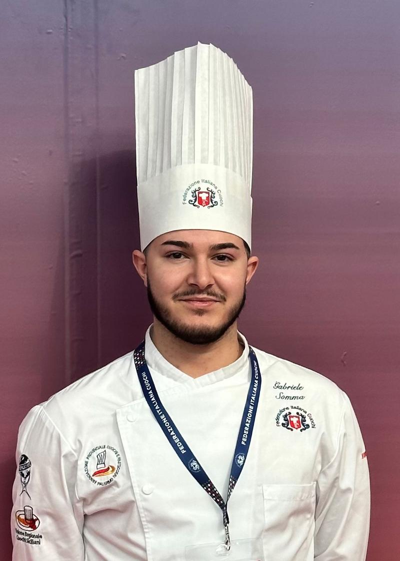 https://www.tp24.it/immagini_articoli/22-11-2025/1763814002-0-european-young-chef-award-2025-la-sicilia-sbarca-a-barcellona-con-gabriele-somma.jpg
