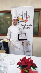 https://www.tp24.it/immagini_articoli/22-12-2025/erice-dennis-sarzana-dell-istituto-florio-campione-regionale-di-cucina-250.jpg