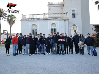 https://www.tp24.it/immagini_articoli/22-12-2025/marsala-studenti-del-gbferrigno-di-castelvetrano-in-visita-alla-compagnia-dei-carabinieri-250.jpg