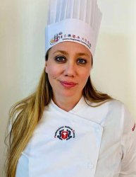 https://www.tp24.it/immagini_articoli/23-02-2026/c-e-anche-la-trapanese-rosi-napoli-tra-le-lady-chef-siciliane-al-festival-di-sanremo-250.png